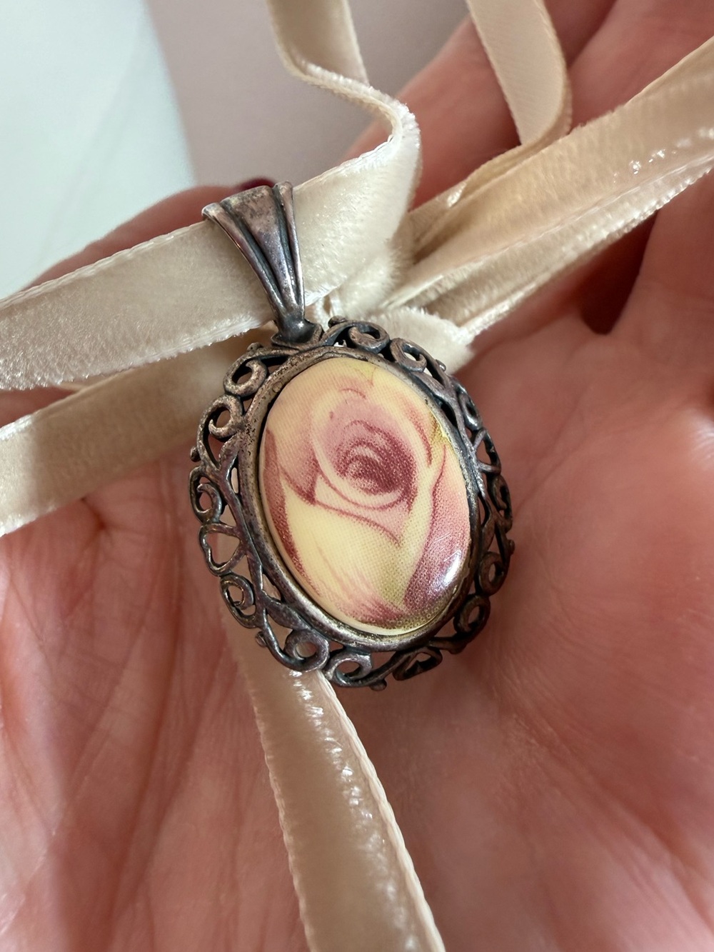 Vintage Victorian sterling silver Filagree Porcelain Rose Pendant necklace